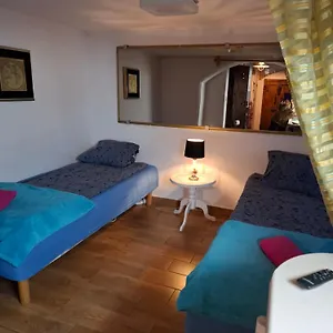 Szalupa Airport Hostel